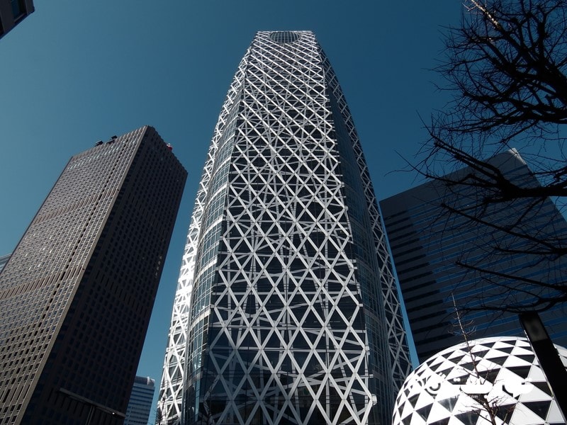 Сетка на небоскребе Mode Gakuen Cocoon Tower вблизи.