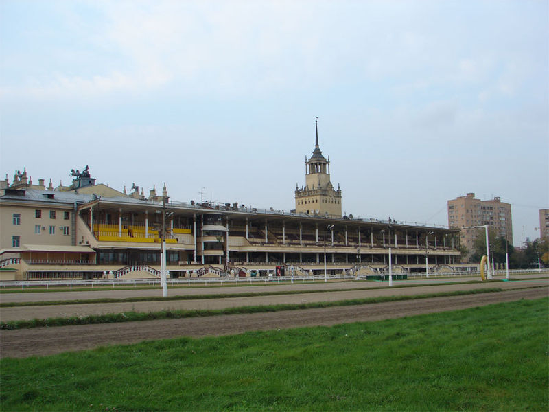 Вид на трибуны московского ипподрома.
